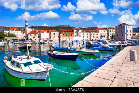 Schöne Kastel Novi Dorf, mit Blick auf traditionelle bunte Häuser und Meer, Dalmatien, Kroatien. Stockfoto