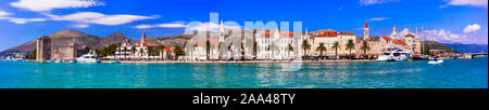 Wahrzeichen von Kroatien, die schöne Altstadt von Trogir, Aussicht mit Blick auf das Meer, die alte Kathedrale und die Burg. Stockfoto