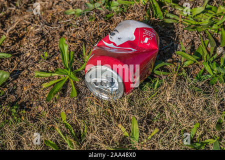 Eine zertrümmerte Coca-cola Dose auf dem Boden closeup Betrachtungswinkel mit Polar bear Grafiken auf einem hellen, sonnigen Tag im Herbst Stockfoto