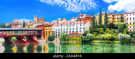 Schöne Stadt Bassano del Grappa, Ansicht mit Fluss Brenta, bunte Häuser und Berge, Venetien, Italien. Stockfoto