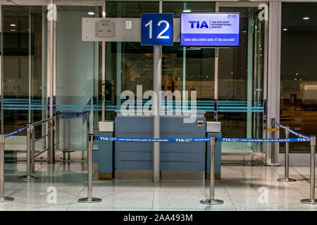 SAIGON, Vietnam, 18.Dezember 2017, Leer Zähler an Tor 12 im Tan Son Nhat International Airport in der Nacht Stockfoto