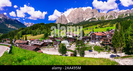 Traditionelle Häuser, das Tal und die Berge in Cortina d'Ampezzo Dorf, Venetien, Italien. Stockfoto