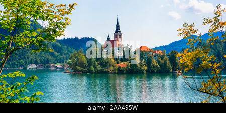 Schönen Bleder See, Ansicht mit Kathedrale und Berge, Slowenien. Stockfoto