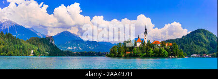 Schönen Bleder See, Ansicht mit Kathedrale und Berge, Slowenien. Stockfoto