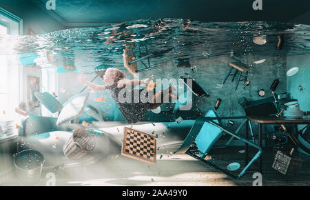 Bild von einem kleinen Mädchen im Wasser schwimmenden eines komplett überflutet. Stockfoto