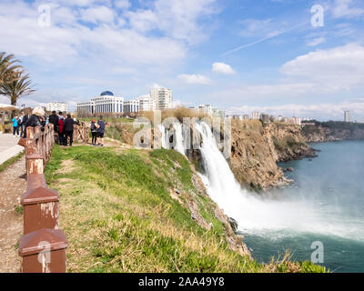 Antalya, Türkei - 22. Februar 2019: Touristen zu Fuß auf der Aussichtsplattform in der Nähe von Duden Wasserfall in Antalya, Türkei. Stockfoto