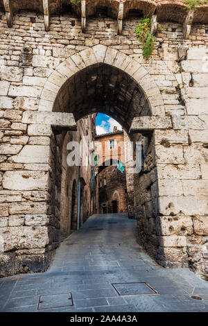 Mittelalterlichen Porta Eburnea Tor oder Arco della Mandorla (Mandel Arch) von Perugia etruskischen Stadtmauern Stockfoto