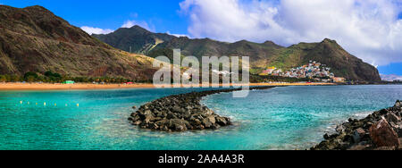 Wunderschöne Playa de Las Teresitas, Aussicht mit Blick auf das Meer und die Berge, Teneriffa, Spanien. Stockfoto