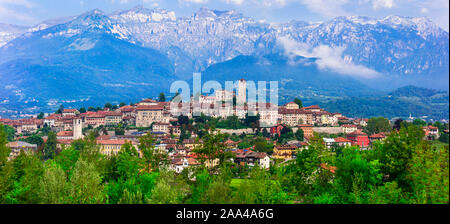 Beeindruckende Feltre Dorf, Panoramaaussicht, in der Provinz Belluno, Venetien, Italien. Stockfoto