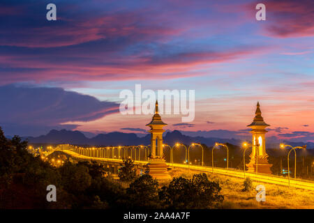 Dritte Thai-laotischen Friendship Bridge bei Sonnenuntergang, Nakhon Phanom, Thailand. Stockfoto