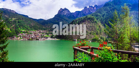 Beeindruckende Alleghe See und Dorf, Provinz Belluno, Venetien, Italien. Stockfoto