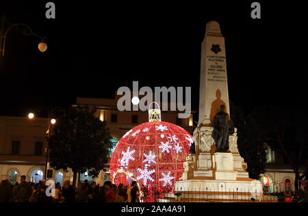 Eine große christmas Ball auf dem Platz der Bahnhof Stockfoto