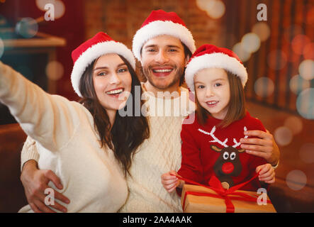 Freundliche Familie von drei unter selfie am Heiligabend Stockfoto