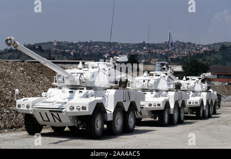 5. August 1993 während der Belagerung von Sarajevo: Französische Armee Panhard ERC 90 F4Sagaie gepanzerte Fahrzeuge auf einem Parkplatz neben dem Bhrt (Fernsehen), im Westen der Stadt. Stockfoto