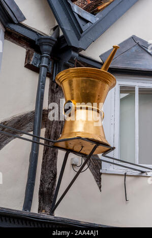 Alten shop Symbol, eine Post- und Mörtel, für eine Apotheke in Faversham Kent Stockfoto