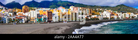 Traditionelle bunte Häuser, das Meer und die Berge in Santa Cruz de la Palma, Spanien. Stockfoto