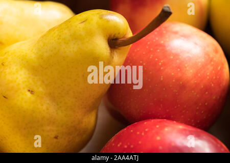 Äpfel und Birnen. Rote Äpfel und Birnen gelb Nahaufnahme. Bio Früchte, Herbst Ernte, gesunden Lebensstil Stockfoto