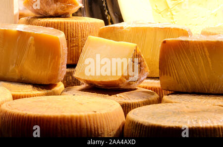 Ausgehärtete Käse Pecorino genannt in italienischer Sprache aus Milch von Schafen Stockfoto