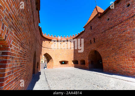 Warschau, Polen Barbican oder Barbakan halbrunde befestigte XVI Jahrhundert Outpost mit der Verteidigung Mauern und Befestigungsanlagen der Altstadt quar Stockfoto