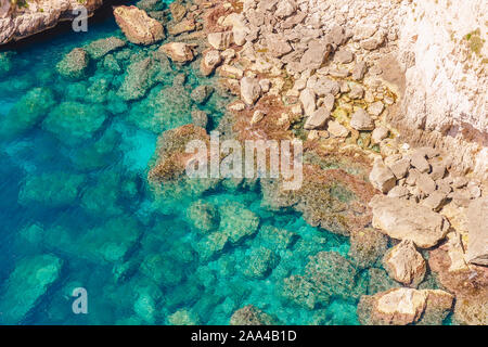 Blaue Grotte in Malta. Boot mit Touristen. Natural Arch Fenster in Rock. Stockfoto