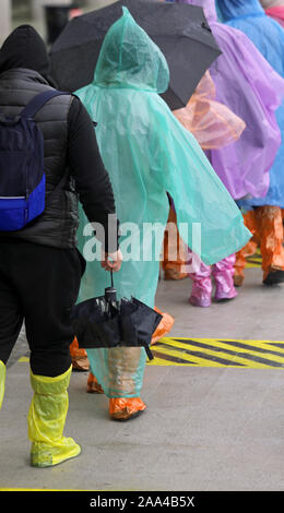 Menschen auf dem Gehweg in Venedig in Italien während der Flut Stockfoto