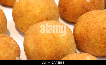 Viele große Kugeln von Reis genannt Arancini in Italienischer Sprache in der Gastronomie shop Stockfoto