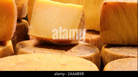 Ausgehärtete Käse Pecorino genannt in italienischer Sprache aus Milch von Schafen zum Verkauf für Milchprodukte Stockfoto