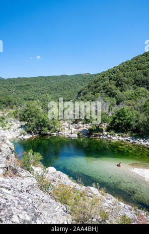 Erwachsene Frau in einem reinen und frischem Wasser aus natürlichen Pool von Travu Fluss, Korsika, Frankreich, Europa Stockfoto