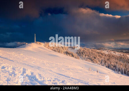 Eisige zellularen Antenne der Basisstation mit Schnee bedeckt. Zelle Aufstellungsort Turm auf moutain Hill. Telefon Netzwerk Transceiver und Kommunikationseinrichtungen auf Stockfoto