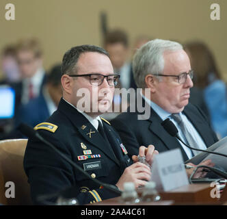 Washington DC, USA. Nov, 2019 19. Jennifer Williams, Sonderberater für Europa und Russland, im Büro der Vice President und Lt Oberst Alexander Vindman, Direktor für europäische Angelegenheiten, des Rates für Nationale Sicherheit in der Öffentlichkeit, in der Untersuchung der potentiellen Amtsenthebungsverfahren gegen Präsident J Donald Trump bezeugen. An einer Kongreßhörfähigkeit auf dem Capitol Hill in Washington DC. Credit: MediaPunch Inc/Alamy leben Nachrichten Stockfoto