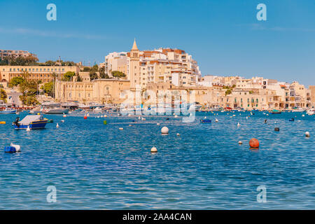 Ort Marsaskala Malta Sommer Hafen Fischerboote im Wasser Mittelmeer Blau. Stockfoto