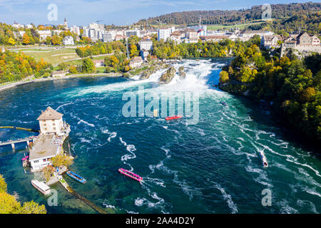 Rheinfall (Rheinfall), Schweiz panorama Luftbild. Touristen Boote in Wasserfall. Klippe Schloss Schloss Laufen, Laufen-Uhwiesen. Ansicht von Neu Stockfoto