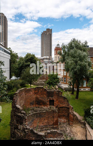 Die Ruinen der römischen Fort Tor in der Londoner City Wall mit brutalist tower Blocks im Hintergrund Stockfoto