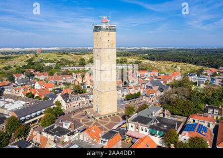 Der Turm des alten Leuchtturm Brandaris unter historischen Häuser rund um den zentralen Platz von West-Terschelling Stadt. Insel Terschelling, WESTFRIESISCHE I Stockfoto