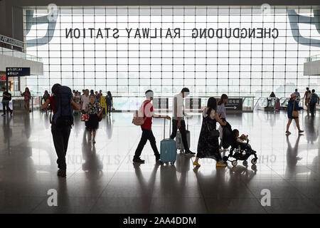 Chengdu, China - Oktober 01, 2017: Passagiere Silhouetten in der Chengdu Bahnhof, modernes Gebäude. Stockfoto