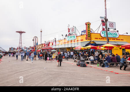 Nathans heißer Hund Restaurant boardwalk Coney Island, Brooklyn, NY, Vereinigte Staaten von Amerika. Stockfoto