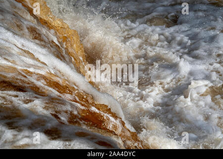 Fluss Ribble an stainforth Kraft in der Flut, in der Nähe des Wassers. North Yorkshire, UK. Stockfoto