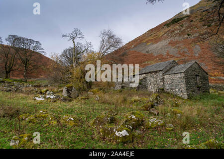 Verlassenes Bauernhaus am Dowthwaite Head im englischen Lake District, Cumbria, Großbritannien. Stockfoto