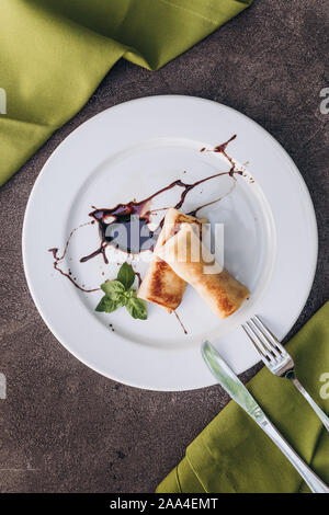 Frühstück. Pfannkuchen mit Schokolade, Hüttenkäse, Kondensmilch in eine Schüssel. Stockfoto