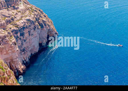 Blaue Grotte in Malta. Boot mit Touristen. Natural Arch Fenster in Rock. Stockfoto