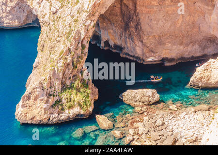 Blaue Grotte in Malta. Boot mit Touristen. Natural Arch Fenster in Rock. Stockfoto