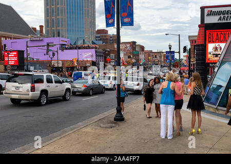 Nashville, Tennessee, USA - 26. Juni 2014: Street Scene in der Stadt Nashville mit Menschen am Broadway, Tennessee. Stockfoto
