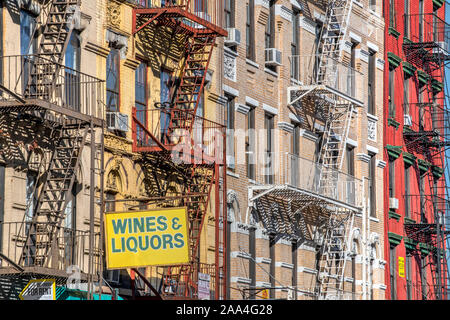 Altes Gebäude mit Metall Notausgang treppen Leitern, East Village, Manhattan, New York, USA Stockfoto