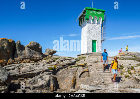 Touristen und der Leuchtturm am Hafen / Hafen von Trévignon, Trégunc, Finistère, Bretagne, Frankreich Stockfoto