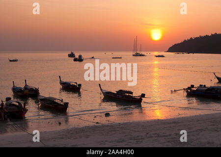 Sonnenuntergang Blick von Sunset Beach auf Ko Lipe Island, Thailand Stockfoto