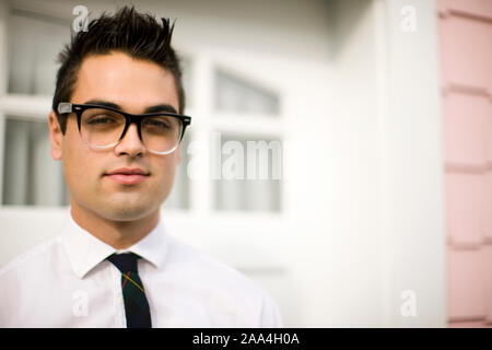 Junger Mann retro Brille außerhalb eines Hauses Stockfoto