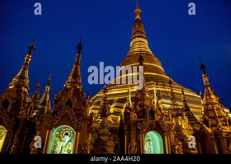 Shwedagon Pagode und seine zahlreichen Kapellen in Yangon, Myanmar (Burma) vor dem Hintergrund eines dunklen klaren Nachthimmel Stockfoto