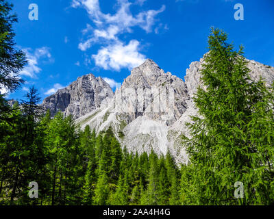 Ein Blick auf die massiven, scharfe Stony Mountain Range der Lienzer Dolomiten, Österreich. Die Berge sind teilweise mit grünen Büschen überwachsen. Gefährlich Stockfoto