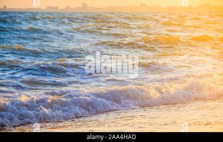 Wellen des Meeres. Meer der Krim. Hohe Wellen bei Sonnenuntergang. Sonnigen Tag am Meer. Hintergrund blauen Wellen. Sand Strand. Sauberer Strand. Meer ohne Menschen. Stockfoto