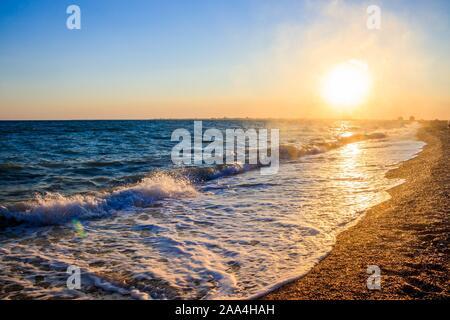 Wellen des Meeres. Meer der Krim. Hohe Wellen bei Sonnenuntergang. Sonnigen Tag am Meer. Hintergrund blauen Wellen. Sand Strand. Sauberer Strand. Meer ohne Menschen. Stockfoto